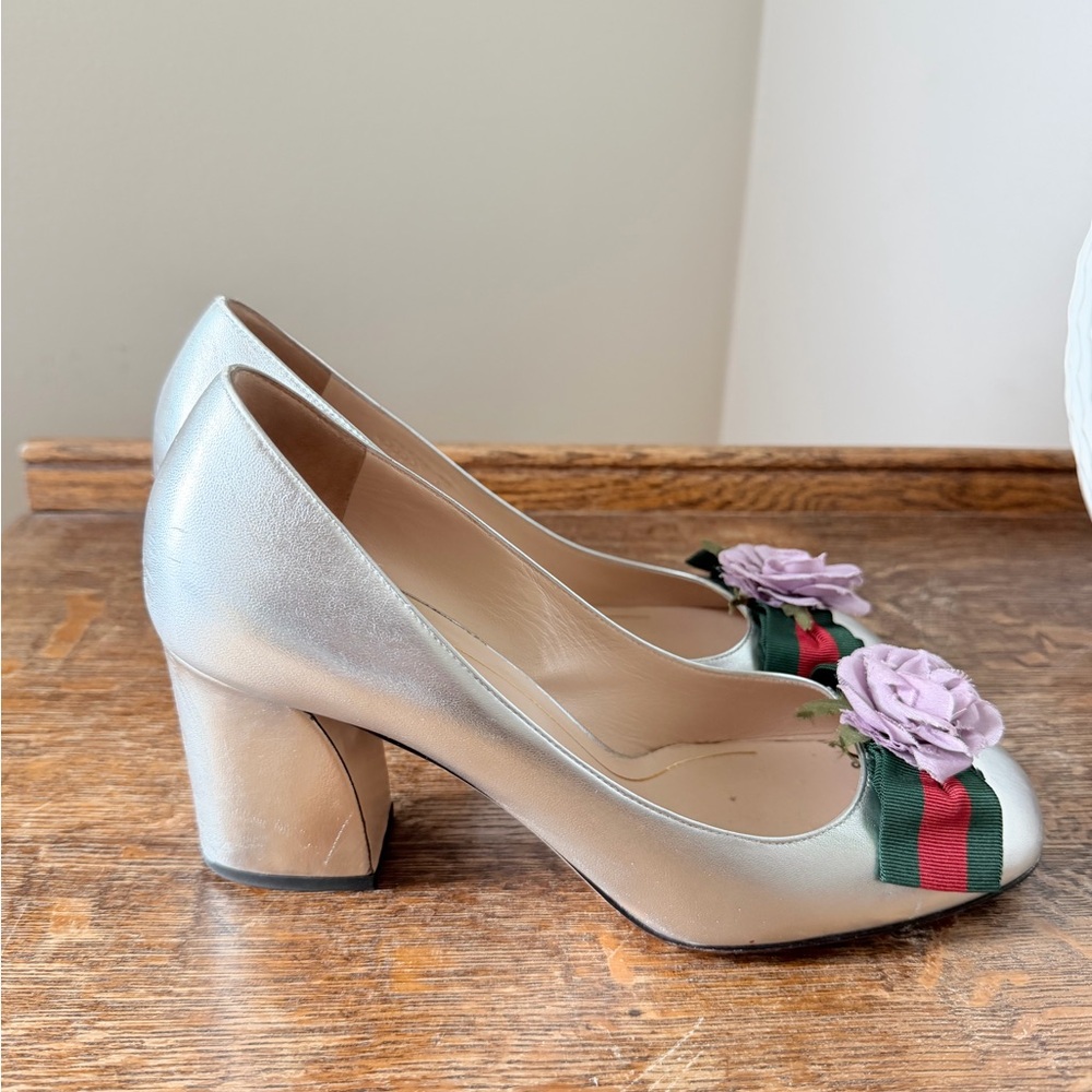 Gucci Silver Leather Pumps with Green-Red Ribbon and Lilac Flower - Picture 2 of 8